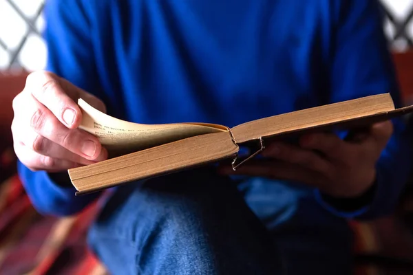 Man Sitting Couch Reading Book — Stock Photo, Image