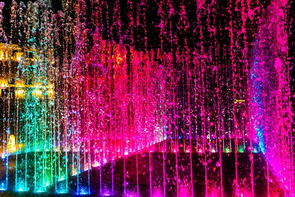 Fontaine Lumineuse Colorée Dans Rue Nuit — Photo