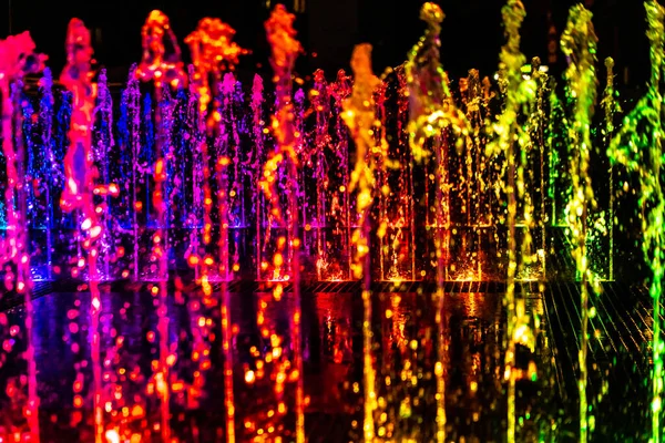 Fontaine Lumineuse Colorée Dans Rue Nuit — Photo