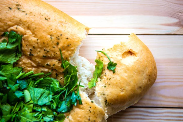 Frisch Leckeres Selbstgebackenes Brot Mit Petersilie Auf Holzgrund — Stockfoto