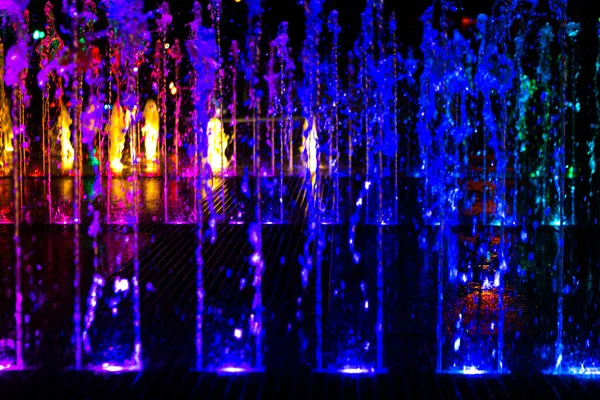 Fontaine Lumineuse Colorée Dans Rue Nuit — Photo