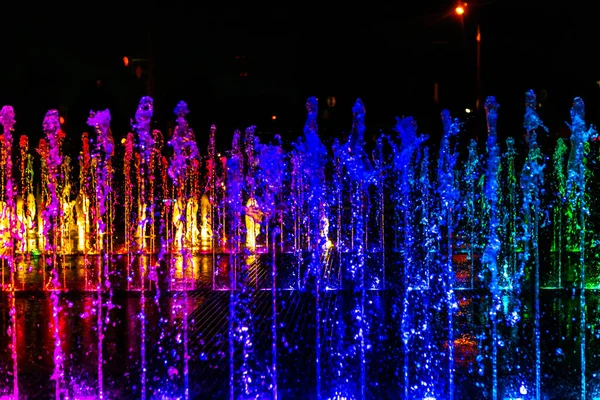 Fuente Brillante Colorida Calle Noche —  Fotos de Stock