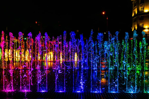 Fontaine Lumineuse Colorée Dans Rue Nuit — Photo