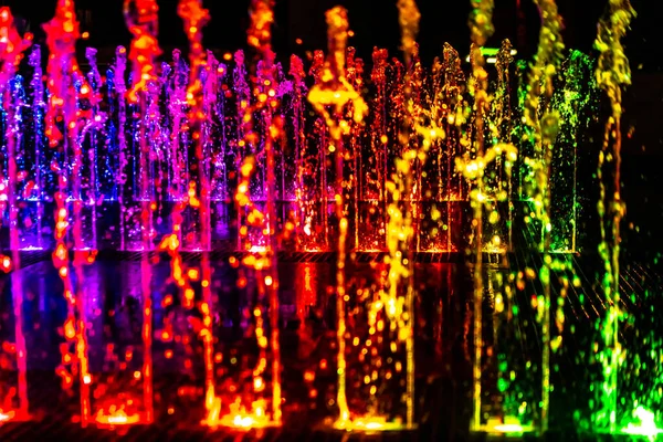 Fontaine Lumineuse Colorée Dans Rue Nuit — Photo