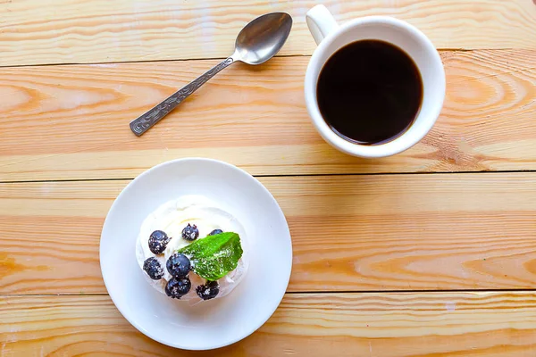 Smaklig Fräsch Maräng Med Björnbär Plattan Ovanifrån — Stockfoto