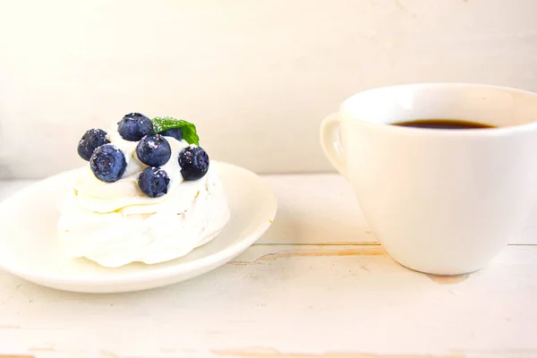 Tasty Fresh Meringue Blackberry Plate Coffee Cup Wooden Background — Stock Photo, Image