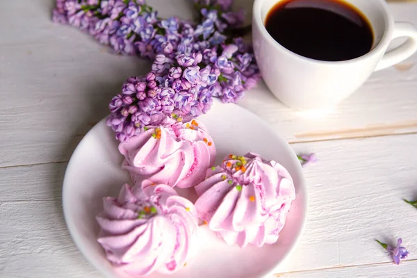 Smaklig Maräng Kaffekopp Och Lila Blommande Gren Träbord — Stockfoto