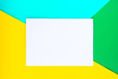 Yeşil ve sarı geometrik arka planda beyaz model boş. Tasarımcı için parlak şablon