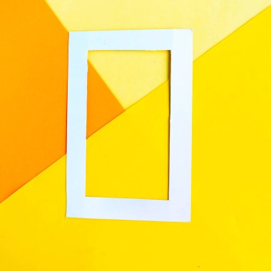 Parlak geometrik turuncu arkaplanda beyaz fotoğraf çerçevesi. Minimum konsept. Metin için alanı kopyala