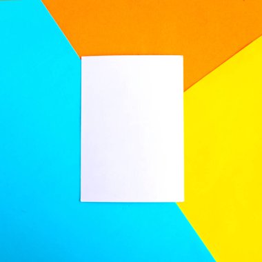 Geometrik mavi, turuncu ve sarı arka planda beyaz model boş. Minimum konsept. Metin için alanı kopyala