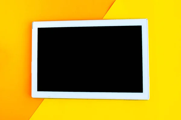 オレンジ色の幾何学的背景に黒いモックアップ画面を持つタブレット テキストのスペースをコピーします ミニマルなコンセプト — ストック写真