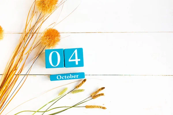 Octobre Calendrier Cube Bleu Avec Mois Date Sur Fond Bois — Photo