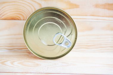 Ahşap zemin üzerinde konserve balık yemi, stok karantina konsepti