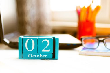 2 Ekim. Ayın 2 'sinde, insan kaynakları müdürünün iş geçmişiyle ilgili takvim. Sonbahar zamanı.