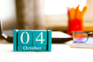 4 Ekim. Ayın 4 'ü, insan kaynakları müdürünün çalışma alanı takvimi. Sonbahar zamanı.