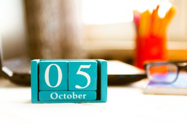 5 Ekim. Ayın 5 'i, insan kaynakları müdürünün çalışma ortamı takvimi. Sonbahar zamanı.