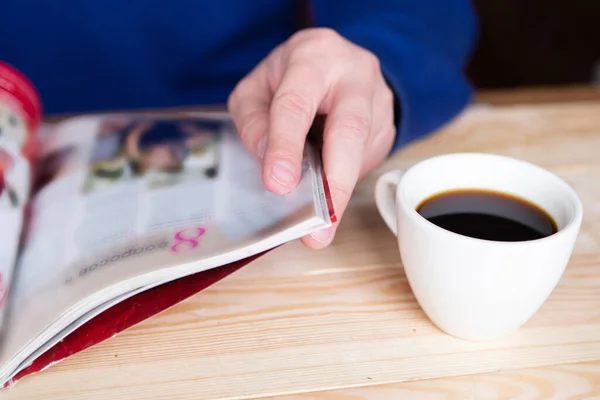 Man Reading Magazine Closeup — Stock Photo, Image