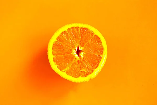 Verse Sinaasappel Gesneden Heldere Oranje Achtergrond Minimaal Concept — Stockfoto