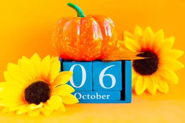 Oktober Holzwürfel Kalender Mit Monat Und Datum Auf Leuchtend Orangefarbenem — Stockfoto
