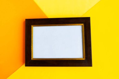 Turuncu arka planda beyaz model fotoğraf çerçevesi. Asgari konsept