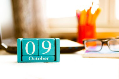 9 Ekim. Ayın 9 'unda, insan kaynakları müdürünün iş geçmişiyle ilgili bir takvim. Sonbahar zamanı.