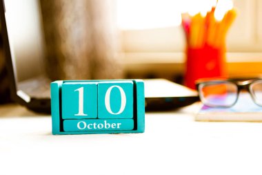 10 Ekim. Ayın 10 'unda, insan kaynakları müdürünün iş geçmişiyle ilgili takvim. Sonbahar zamanı.