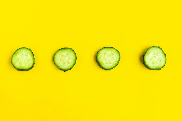 Patrón Pepino Sobre Fondo Amarillo Brillante Concepto Mínimo —  Fotos de Stock