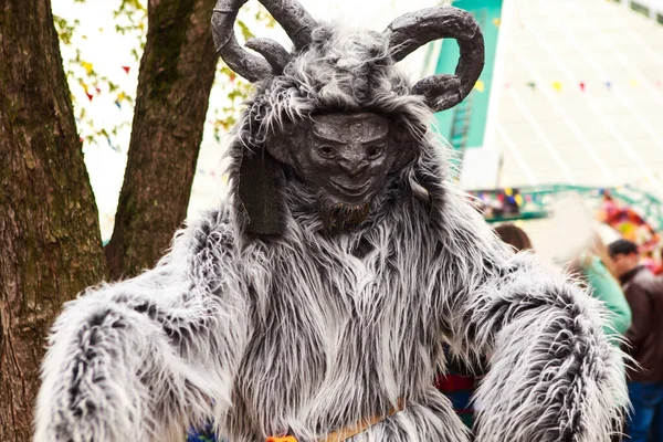 Homem Traje Criatura Misteriosa Uma Performance Parque Conceito Halloween — Fotografia de Stock