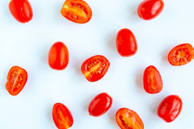 Beyaz arka planda taze domates deseni, minimum konsept