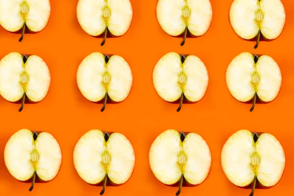 Patrón Manzana Rodajas Sobre Fondo Naranja Concepto Mínimo —  Fotos de Stock