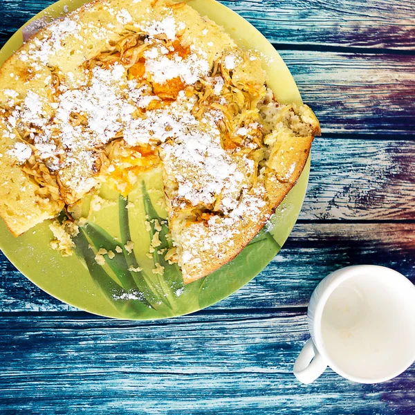 Smaklig Söt Hemlagad Äppelpaj Och Tom Tekopp Träbord Ovanifrån — Stockfoto