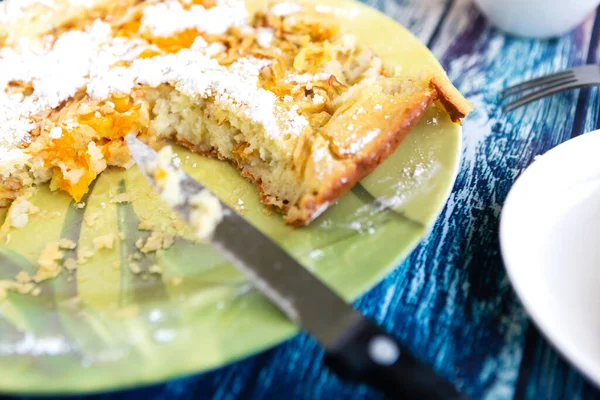 Smaklig Söt Hemlagad Äppelpaj Och Tom Tekopp Träbord Ovanifrån — Stockfoto