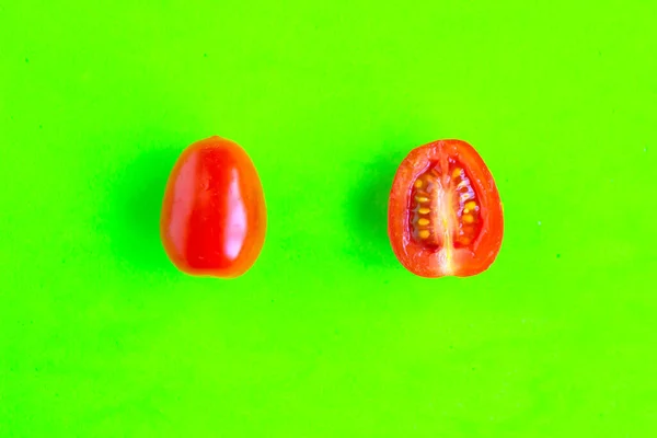 Frische Kirschtomaten Scheiben Geschnitten Auf Grünem Hintergrund Minimales Konzept Sommerzeit — Stockfoto