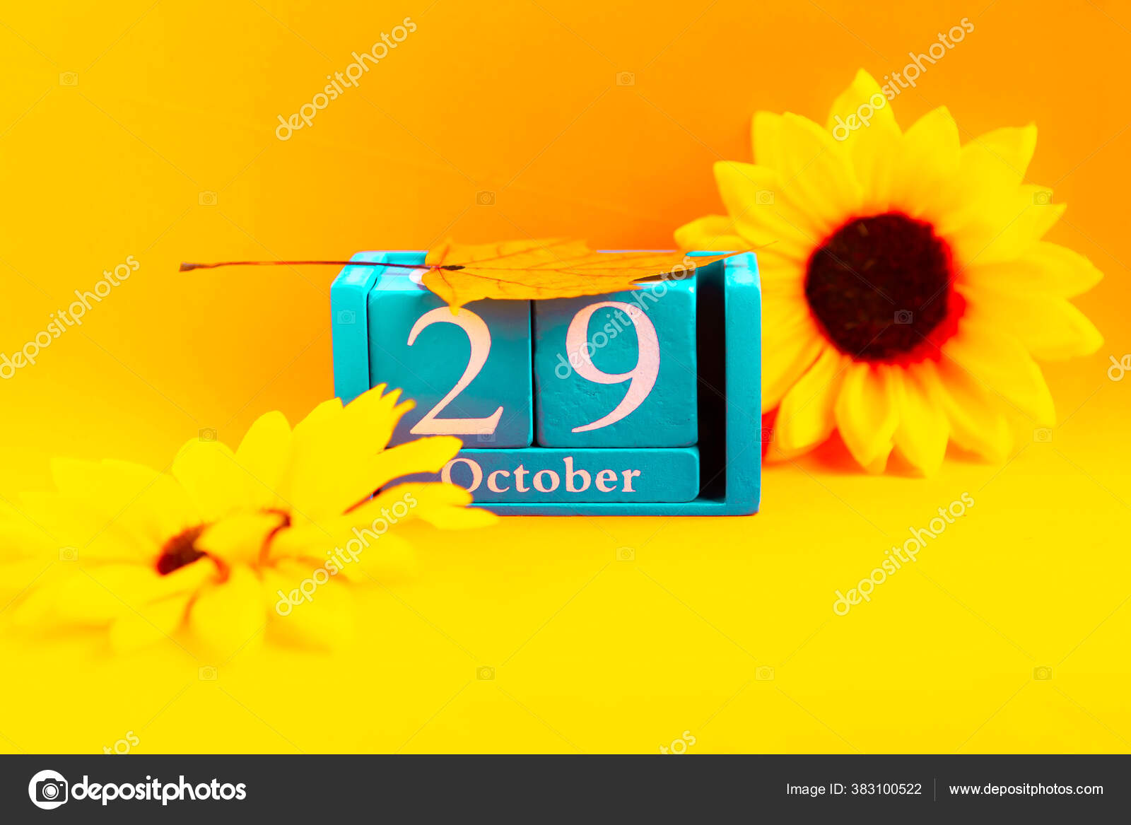 10月29日明亮橙色背景上的月和日期的木制立方体日历 图库照片 C Chisi666