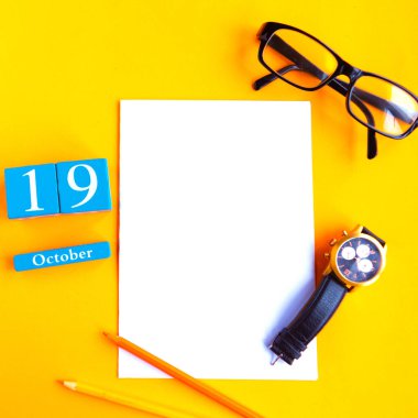 19 Ekim 'de. Takvimli düz fotoğraf, beyaz model, gözlük ve parlak turuncu arka plan.