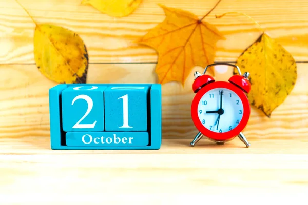 Octubre Calendario Cubo Azul Con Mes Fecha Reloj Despertador Sobre — Foto de Stock