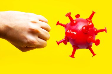 Koronavirüse bir darbe. Salgın Covid-19 'a karşı kazanılan zaferin konsepti