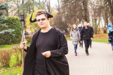 Minsk / Belarus - 31 Ekim 2019: Parkta yürüyen lanet kostümlü adam