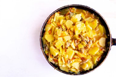 Lezzetli ev yapımı patates yahnisi, tavada et, üst manzara.