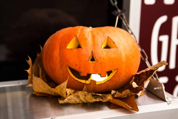 Dýňová Hlava Podzimním Listím Detailní Záběr Halloween Koncept — Stock fotografie