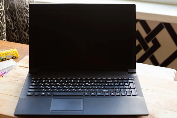 Laptop Com Tela Mockup Preto Mesa — Fotografia de Stock