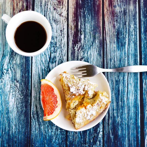 Pedaço Saborosa Torta Maçã Caseira Xícara Café Mesa Madeira Vista — Fotografia de Stock