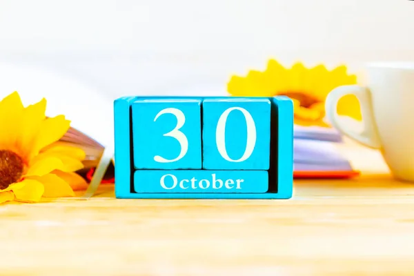 30 Ekim, ahşap takvimde. Sonbahar ayının 30 günü, işyeri için bir takvim. Sonbahar.