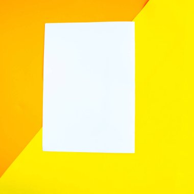 Geometrik turuncu arkaplan üzerinde beyaz model boş, metin için kopyalama alanı