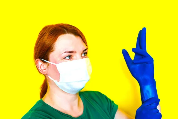 Flicka Medicinsk Mask Sätter Handskar Covid Koncept — Stockfoto