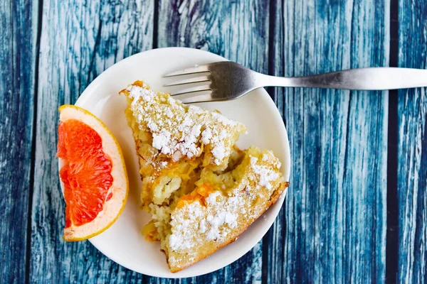 Äppelpaj Och Grapefrukt Platta Ovanifrån Trä Bakgrund — Stockfoto