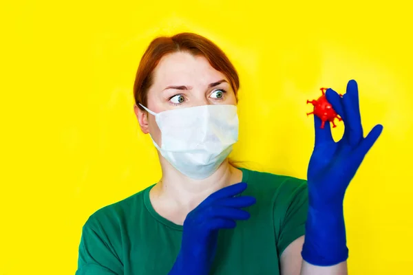 医療用マスクの女の子は手に赤い細菌を持っていますCovid 19の概念 — ストック写真