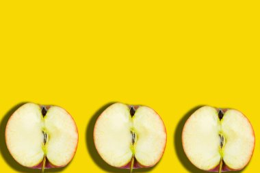Sarı arkaplanda dilimlenmiş elma deseni, metin için alanı kopyala, afiş