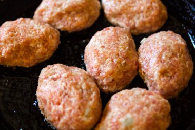 Pirzolalar tavada kızartılıyor.