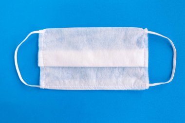Mavi arka planda tıbbi maske, covid-19 konsepti